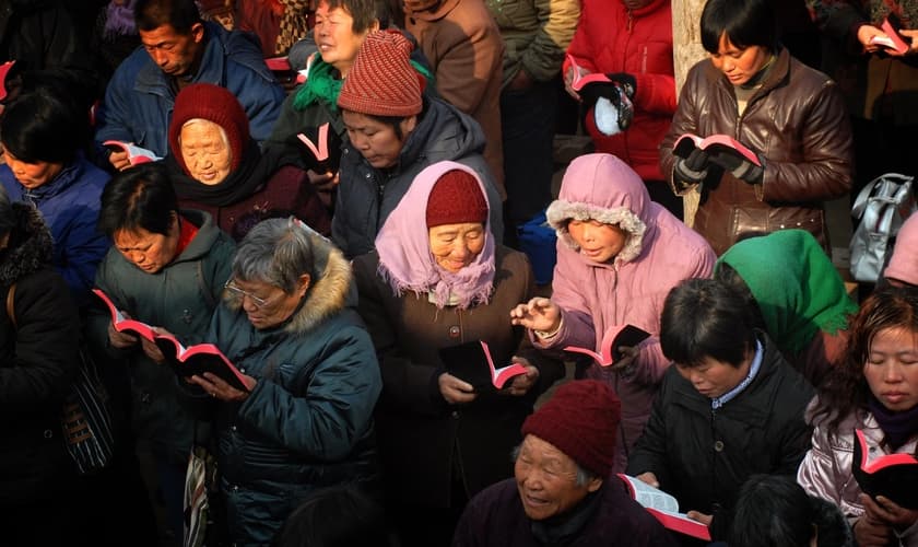 Missionários distribuem milhares de Bíblias na China. (Foto: Bible Society)