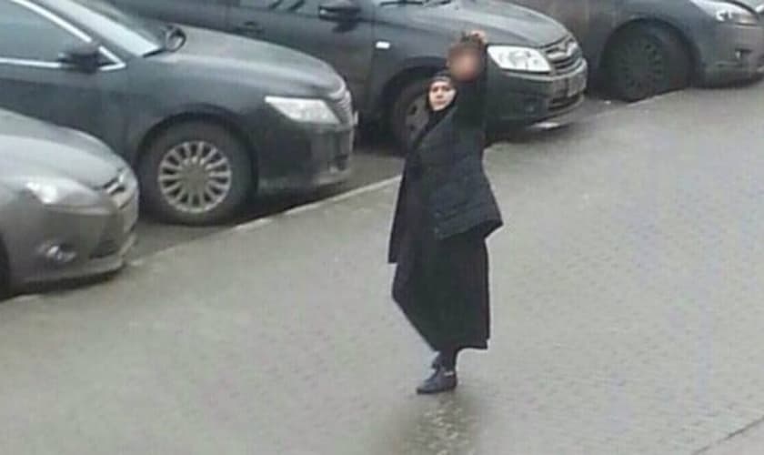 Segurando a cabeça de uma criança, uma mulher muçulmana ameaçou se explodir na Rússia. (Foto: Reprodução/ Instagram/ oleg_smotra)