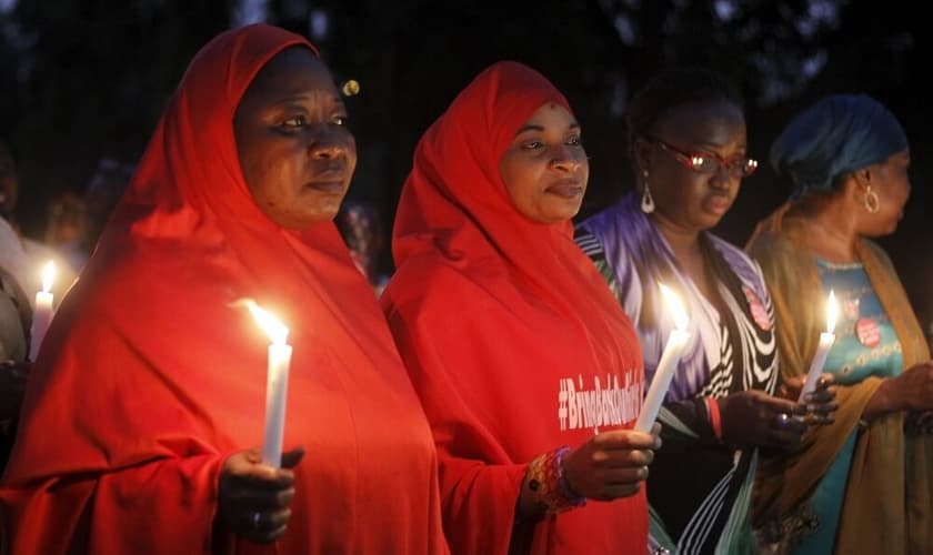 Mulheres nigerianas participam de vigília em janeiro de 2016, para clamar pelo resgate de 200 garotas sequestradas pelo Boko Haram (Foto: Afolabi Sotunde / Reuters)