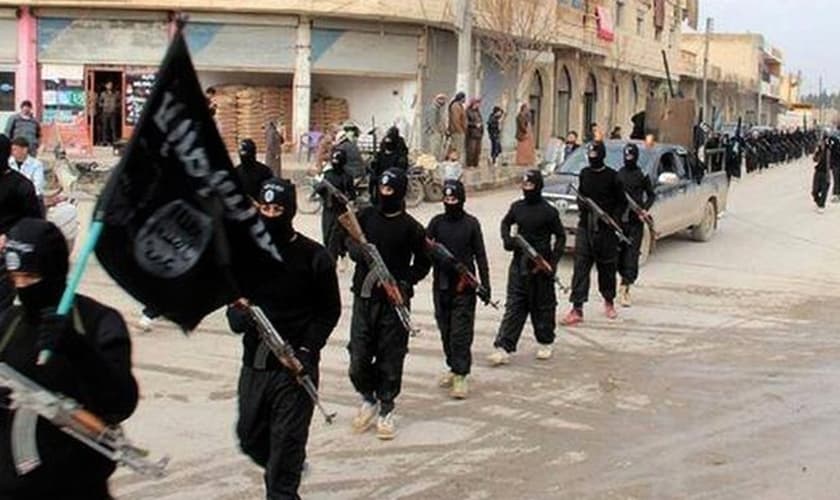 Militantes do Estado Islâmico desfilam nas ruas de Raqqa, na Síria (Foto: AP)