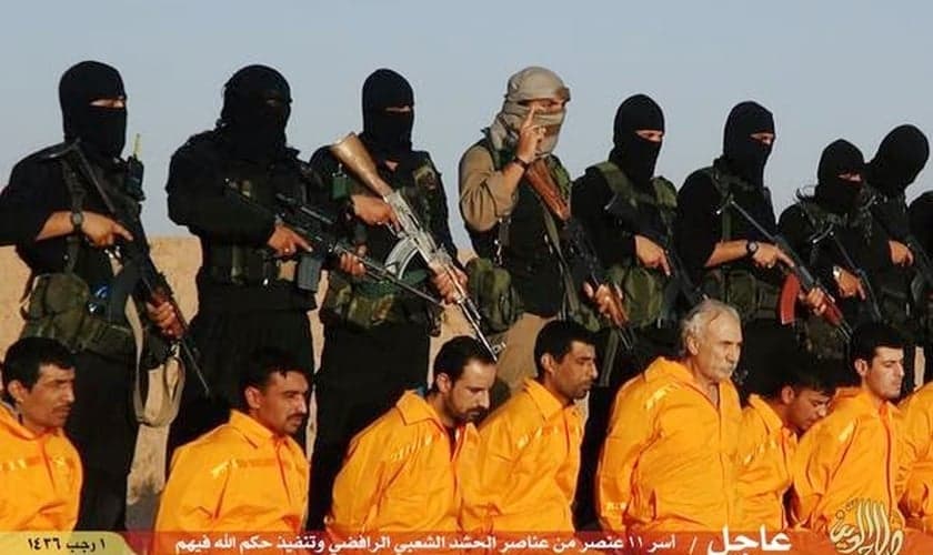 Militantes do Estado Islâmico registram execução de 11 prisioneiros xiitas em 2015. (Imagem: Reprodução)