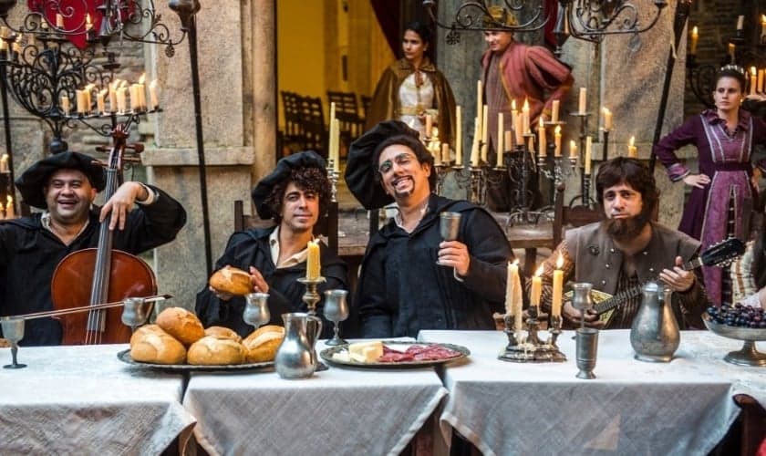Marcelo Adnet (ao centro) e outros atores do 'Tá no Ar', durante a gravação do clipe 'Já Tive Teses'. A paródia satirizou a história de Martinho Lutero. (Renato Rocha Miranda / TV Globo)
