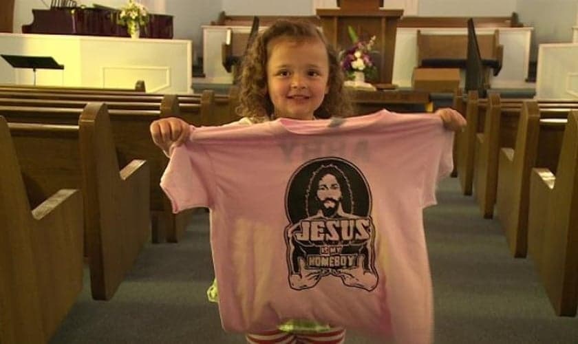"Jesus é meu melhor amigo", diz estampa da camiseta temática de Abby. (Foto: Reprodução/Local 8)