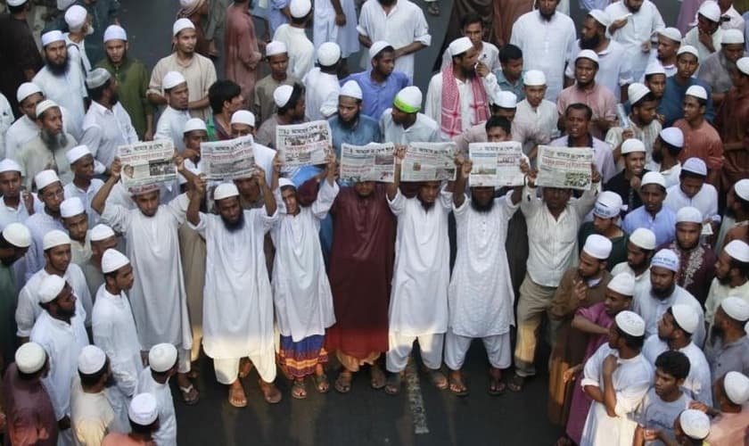Ativistas islâmicos protestam, pedindo punição para blogueiros, em Bangladesh. (Foto: Reuters)