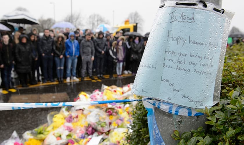 Mensagem da filha de Asad Shah, na parte de fora de sua loja em Glasgow, na Escócia. (Foto: Reprodução/The Telegraph)