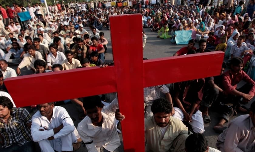 Cristãos paquistaneses protestam contra a perseguição religiosa. (Foto: Reuters)