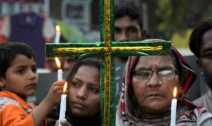 Paquistaneses lamentam a morte de parentes após ataque terrorista, durante a Páscoa em Lahore. (Foto: Washington Post)