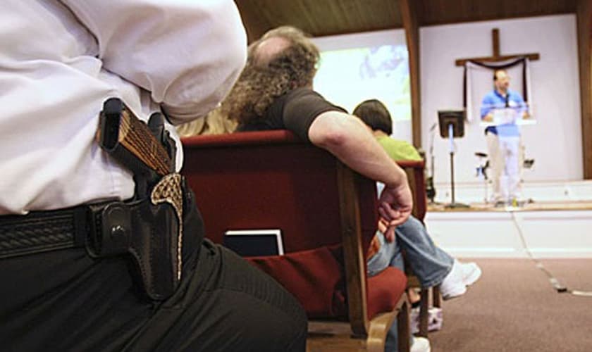 Cidadão mantém arma de fogo em seu coldre durante culto, nos EUA. (Foto: Religion News Service)