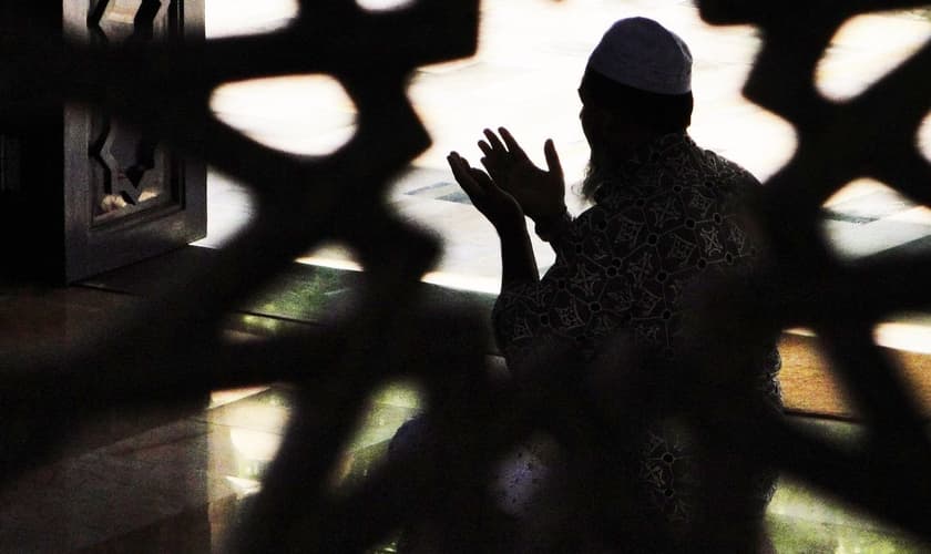 Muçulmano orando de joelhos. (Imagem: Pinterest)