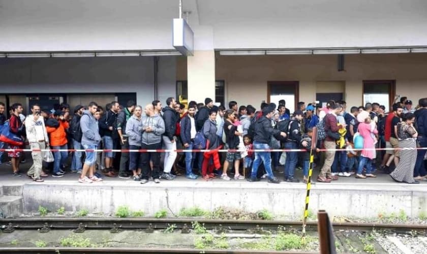 Refugiados caminham por uma plataforma, após desembarcarem de um trem em Viena / Áustria. (Foto: Reuters)