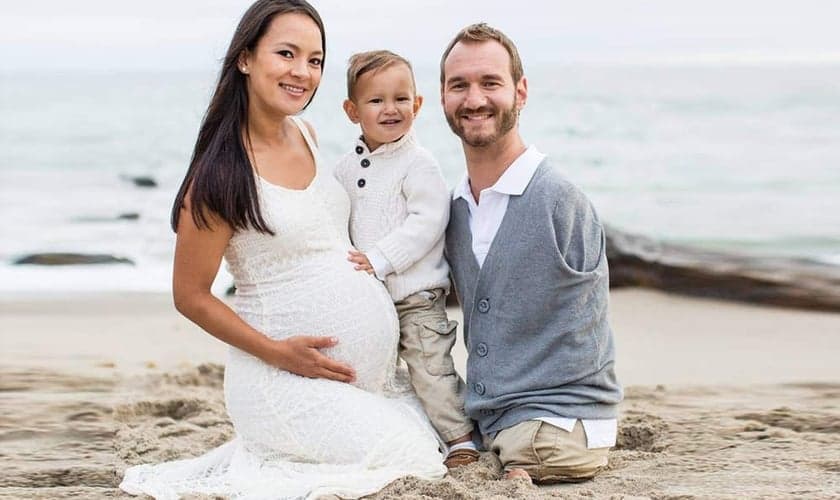 Nick Vujicic é casado com Kanae e pai de Kiyoshi e Dejan Levi. (Foto: Reprodução)