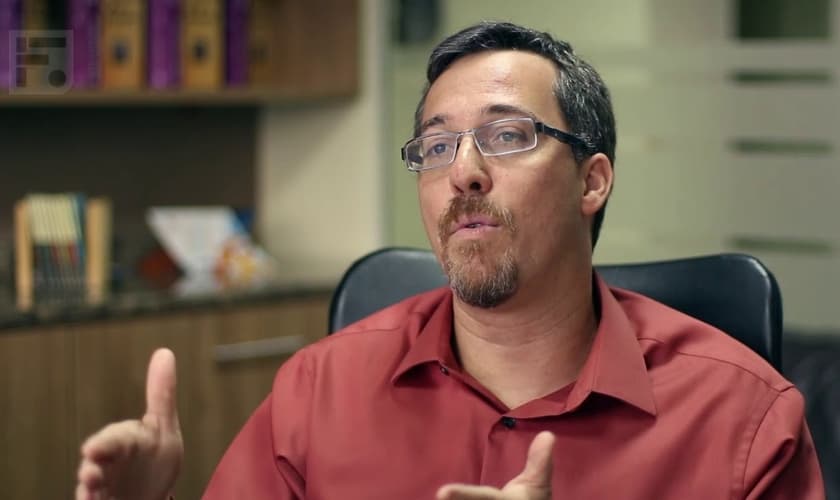 "Não amar a igreja seria dizer que eu amo a cristo, mas eu não tolero, não suporto a sua noiva", disse o pastor. (Foto: Reprodução/YouTube).