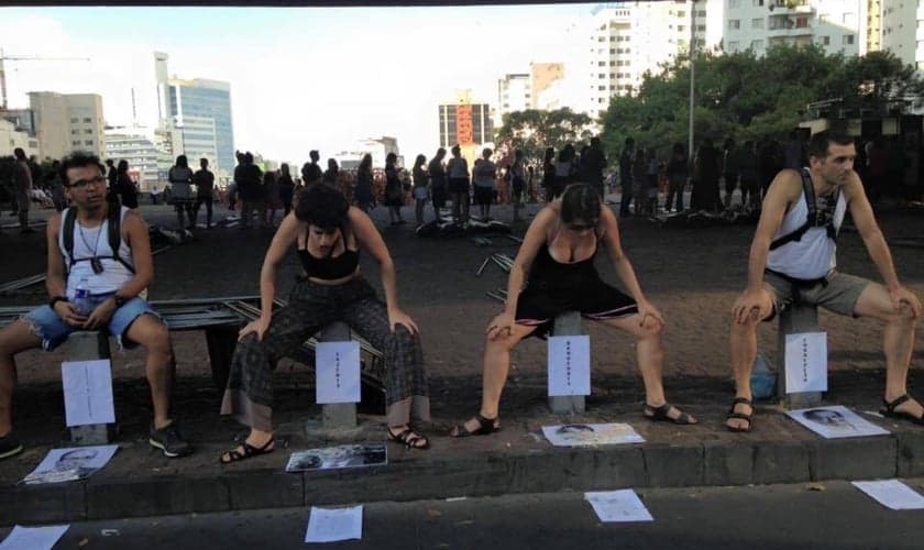 Manifestantes cospem, urinam e até defecam em fotos de políticas que consideram 'conservadores' ou 'facistas' na Avenida Paulista. (Imagem: Youtube / Reprodução)
