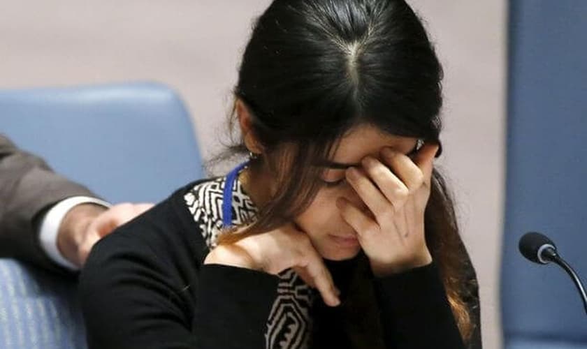 A iraquiana Yazidi, Nadia Murad Basee, de 21 anos, se emociona ao compartilhar seu testemunho aos membros do  Conselho de Segurança dos Estados Unidos. (Foto: Reuters)