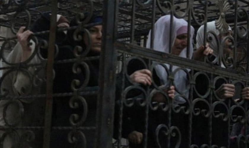 Mulheres são aprisionadas pelo Estado Islâmico em gaiolas, como forma de punição. (Foto: Ah Tribune)