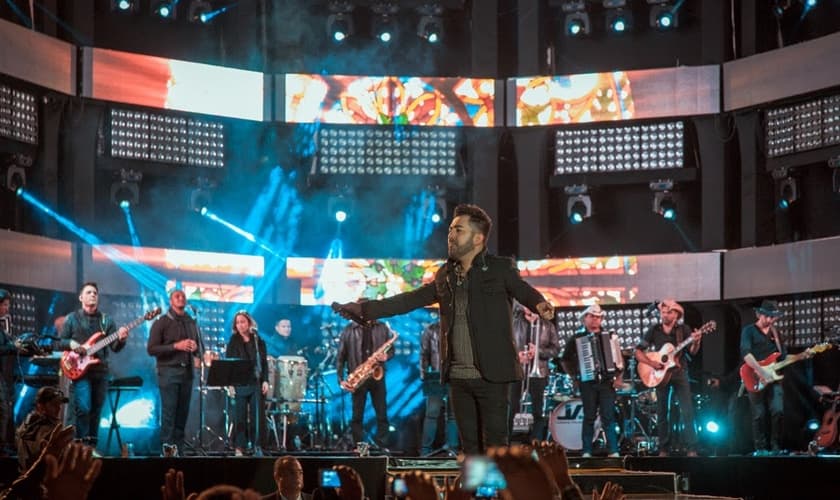 O cantor liberou em seu canal VEVO o videoclipe da música “Noites Traiçoeiras”. (Foto: Divulgação).