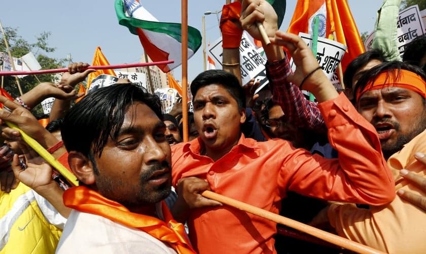 Ativistas hindus durante protesto em Nova Deli, na Índia, no dia 24 de fevereiro de 2016. (Foto: Reuters / Adnan Abidi)