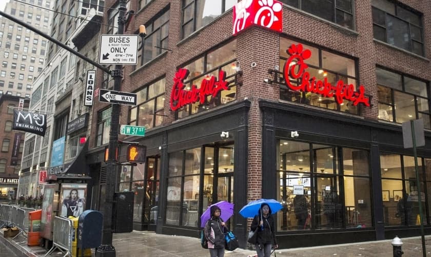 Pedestres passam em frente a uma das lojas da rede Chick-Fil-A, em MidTown, Nova York. (Foto: Reuters)