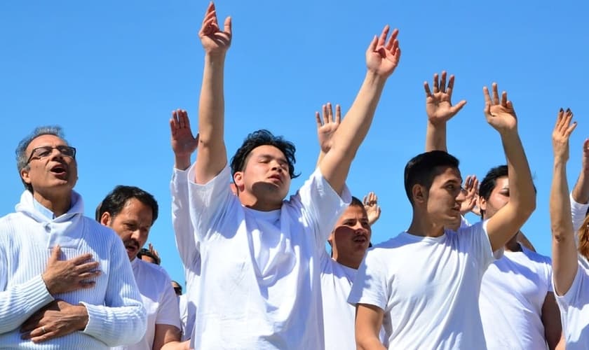 Candidatos ao batismo participam de momento de louvor antes de celebrarem o ato efetivamente. (Foto: Stern)