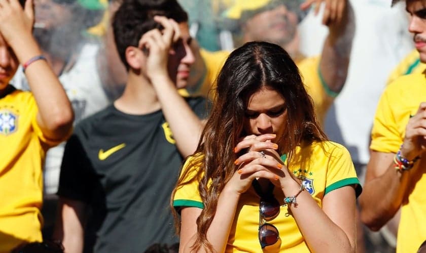 Bruna Marquezine, quando ainda namorada Neymar, orando durante jogo do Brasil. (Foto: Reprodução)