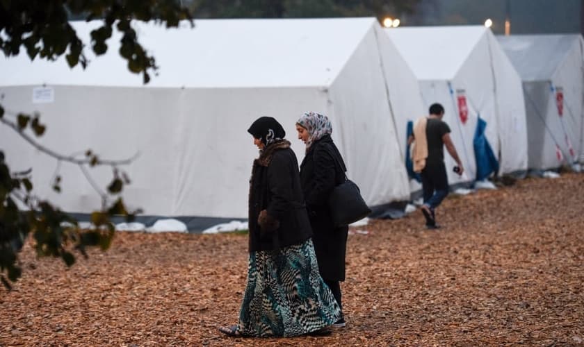 Mulheres caminham por um campo de refugiados, no distrito de Celle, Alemanha. (Foto: Reuters)