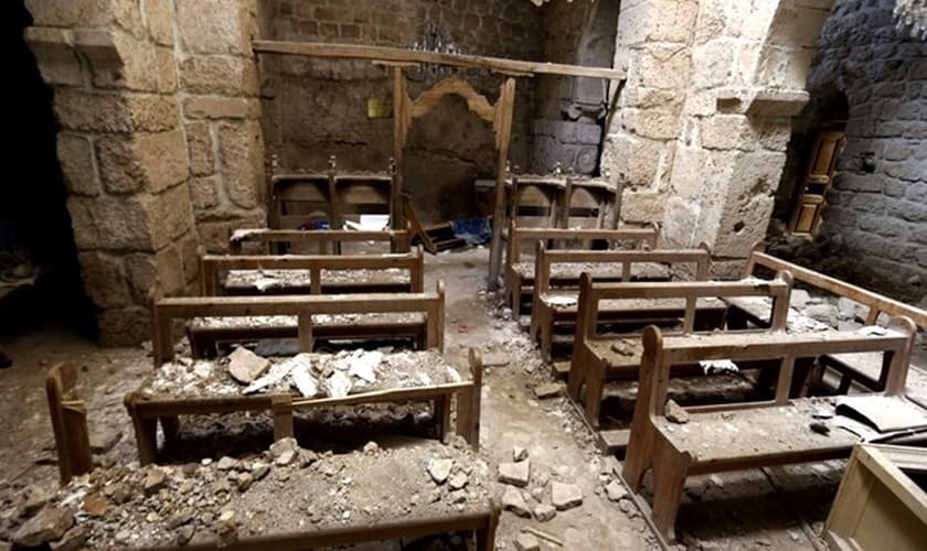 Interior de igreja destruída em Maaloula. (Foto: Daily Star)