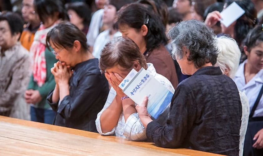 Japoneses se emocionam durante homenagem às vítimas de Fukushima, no Japão. (Foto: BGEA)