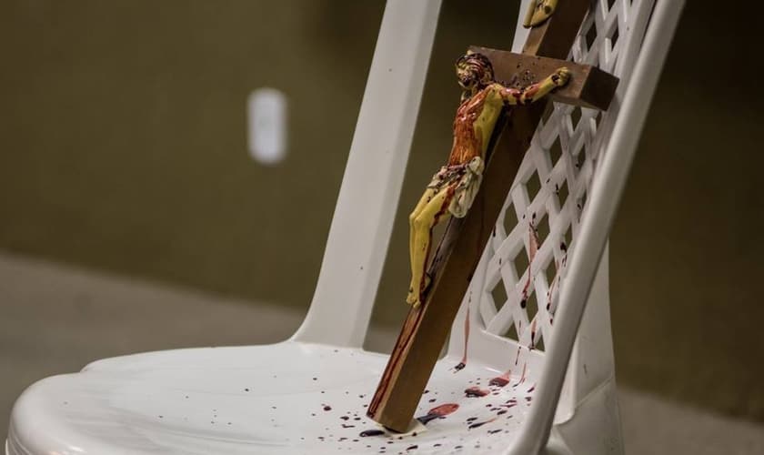 Imagem de Jesus Cristo crucificado, já respingada pelo sangue do ator Ari Areia. (Foto: Junior Ratts)