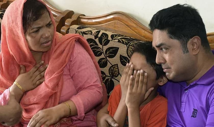 Garoto chora pela morte da mãe, Mahmuda Begum, que foi esfaqueada na cabeça por três homens em Chittagong. (Foto: AFP/Getty Images)