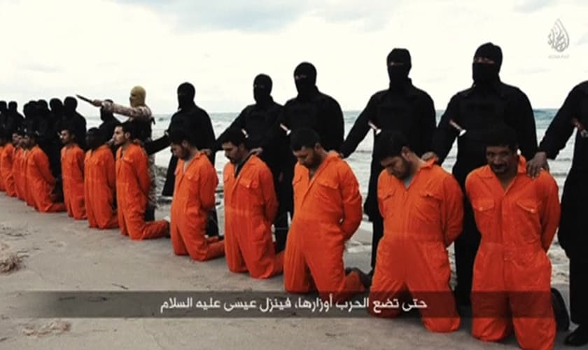 O vídeo dos cristãos coptas decapitados em uma praia da Líbia foi lançado em 15 de fevereiro de 2015. (Imagem: Religion News)