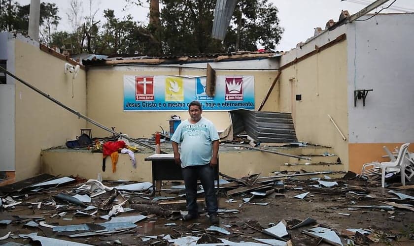 O pastor Paulo Moreira pregava ministrava a Santa Ceia quando o temporal atingiu a Igreja do Evangelho Quadrangular de Jarinu. (Foto: Zanone Fraissat/Folhapress)