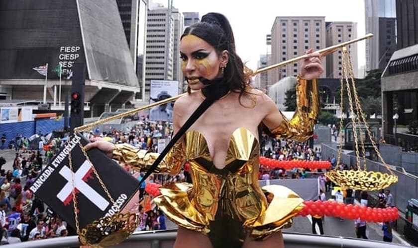 Transexual Viviany Beleboni desfilou na Parada Gay (2016) com uma representação da Bíblia que parece amordaçá-la. (Foto: Cenag)