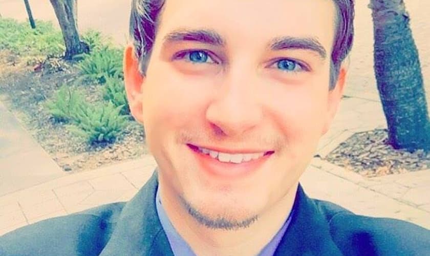 Josh recebeu ordens da polícia para manter o homem consciente. (Foto: Reprodução/Facebook).