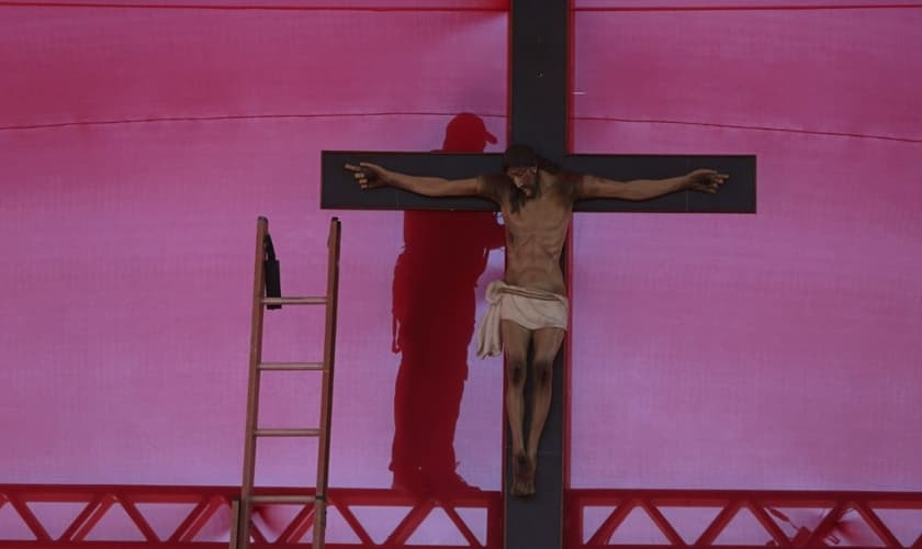 A vítima, que agora tem 18 anos, teria sido amarrada a um crucifixo e teve cruzes pintadas sobre o corpo. (Foto: AP)