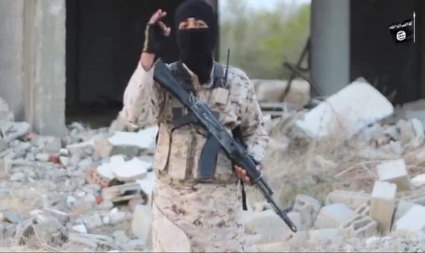 Um homem mascarado, identificado como Abu Zubair Al-Masri, que ameaça os cristãos. (Foto: Reprodução/YouTube)