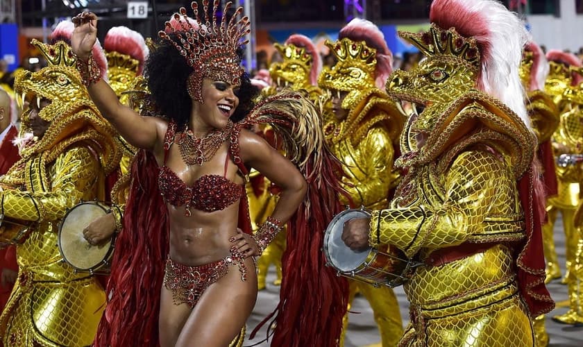 Desfile da escola Dragões da Real no Sambódromo do Anhembi, em 2015. (Foto: Nelson Almeida/AFP/Getty Images)