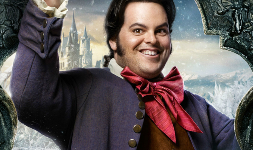 LeFou, interpretado por Josh Gad, é criado de Gaston, o personagem rejeitado por Bela. (Foto: Reprodução).