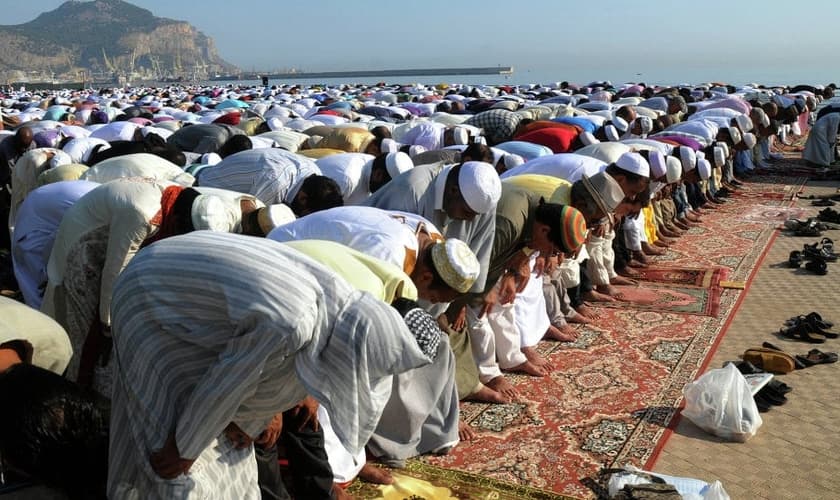 Muçulmanos em momento de oração. (Foto: Sputnik)