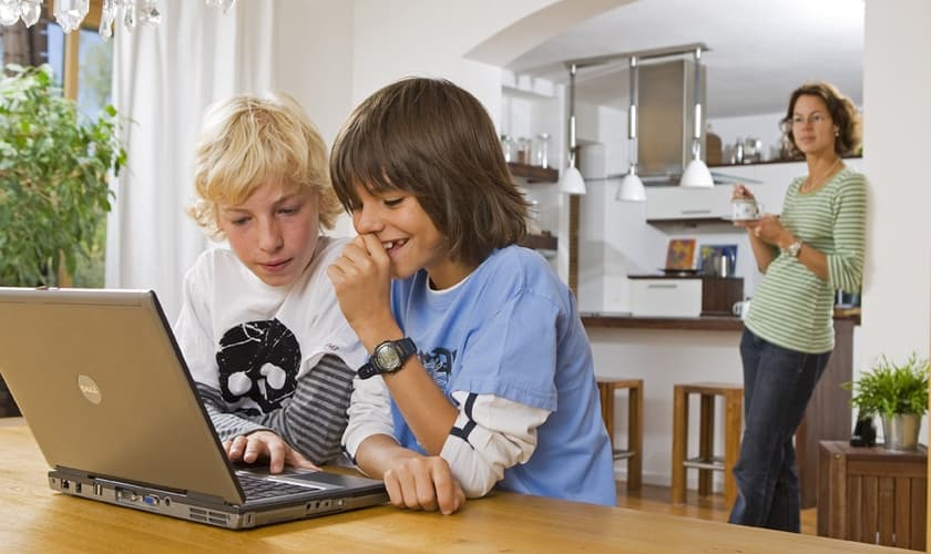 Crianças acessam a internet em notebook. (Foto: HypeScience)