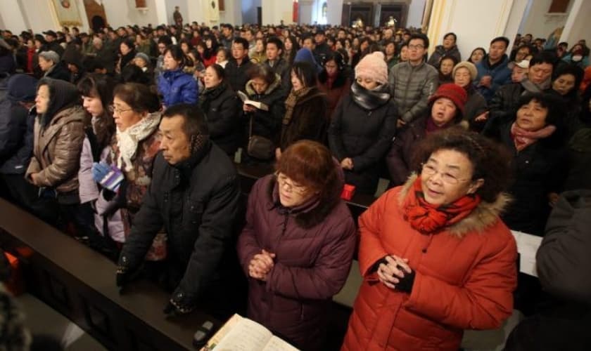 Cristãos participam de culto em igreja chinesa. (Foto: CNS photo/Wu Hong)
