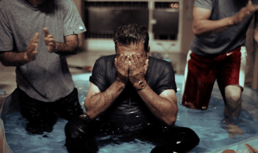 Batismo realizado com ex-muçulmanos no Oriente Médio