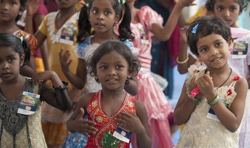 Crianças frequentam a Escola Bíblica de Férias, no sul da Ásia. (Foto: Gospel For Asia)