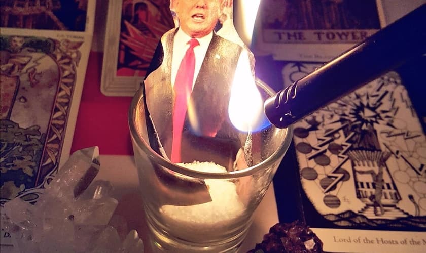 Uma das participantes do feitiço em massa publicou a imagem de um de seus rituais no Twitter. (Foto: Reprodução/Twitter/Ghost_Lisa)