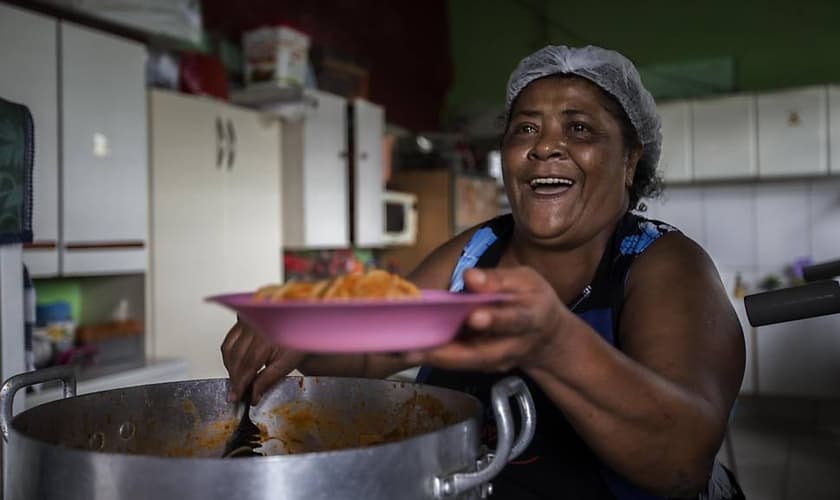 Marlene Garcia atualmente alimenta mais de 230 crianças no projeto Reviver. (Foto: Folha de S. Paulo - Marlene Bergamo)