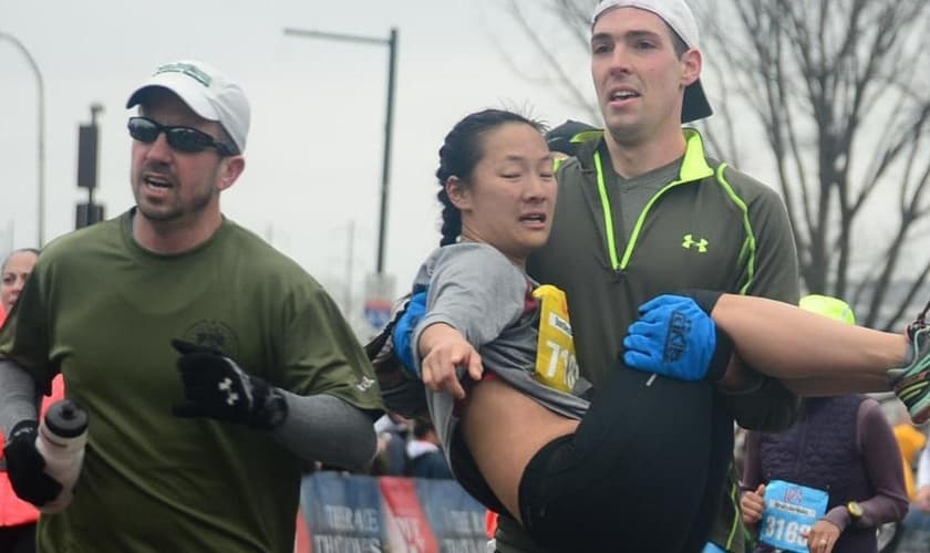 A estudante foi carregada por corredores até a linha de chegada. (Foto: Love Run Philadelphia Half Marathon/Runners World)