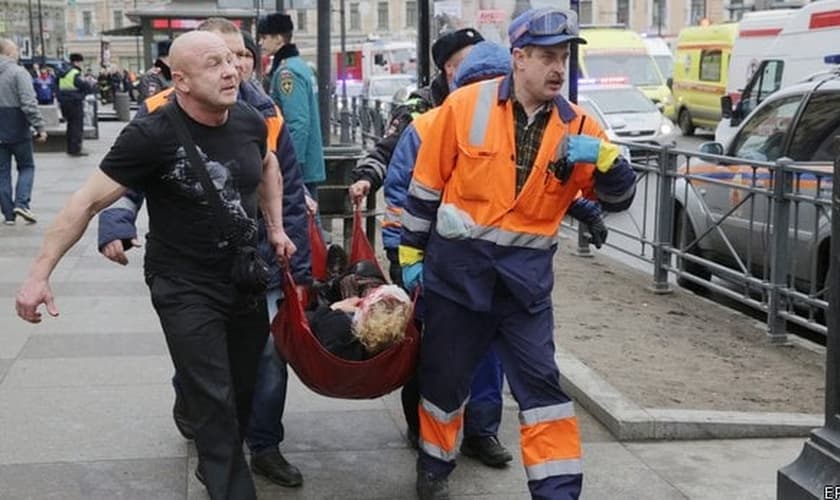 Equipes de resgate carregam vítimas do atentado em São Petersburgo. (Foto: RTE)