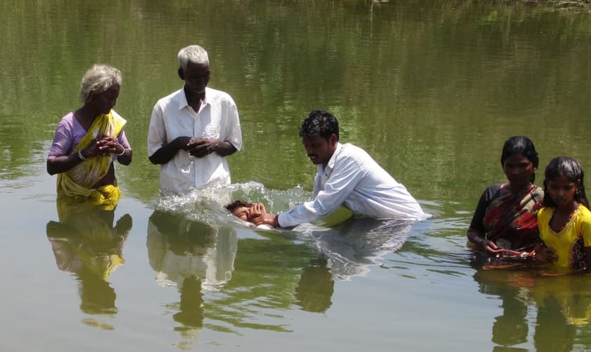 Pastor batiza recém-convertidos na Índia. (Foto: Bring Good News international)