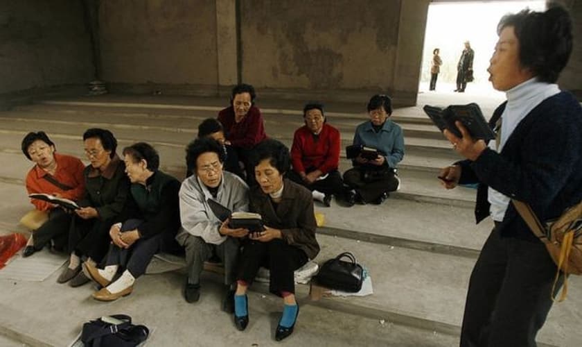 Cristãs norte-coreanas cantam hinos. (Foto: BBC)
