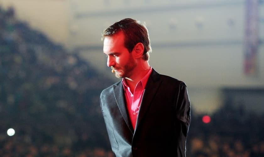 Vujicic é conhecido por sua mensagem inspiradora de como ele superou a depressão e uma vida sem membros. (Foto: Reprodução).