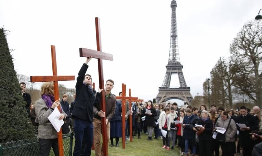 Evangélicos franceses realizam passeata durante semana santa de páscoa, em 2015. (Foto: Reuters)